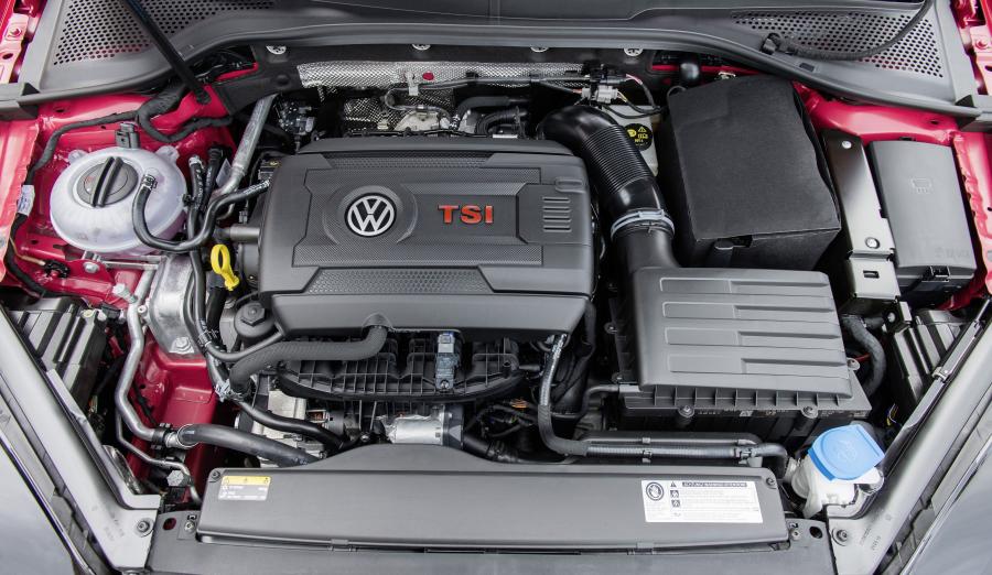 Моторный отсек Volkswagen Golf GTI 3-Door 2017 года  (UK) (фото 15 из 33)